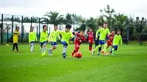 阿联亮相“易建联杯”三人篮球赛总决赛颁奖盛典，久违重逢！